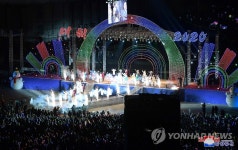 화려한 무대로 꾸며진 북한 설맞이 축하 공연
