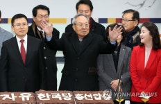 인사하는 박관용 상임고문