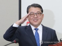 거수경례 하는 한미연합사 부사령관 출신 김병주 예비역 대장