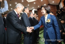양부남 고검장과 악수하는 추미애 신임 법무장관