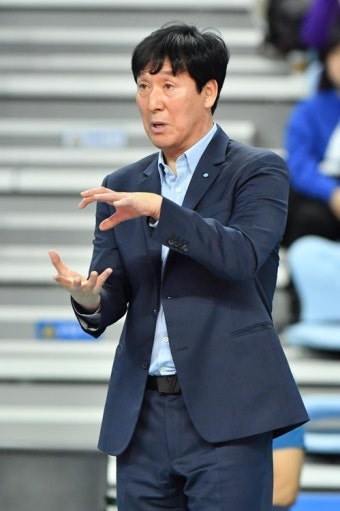 1위 우리카드 신영철 감독 