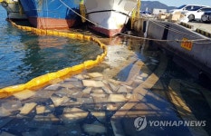 통영 동호항에 유출된 기름