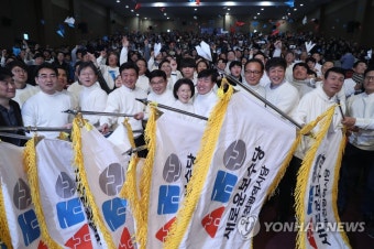 새로운보수당 당기 흔드는 공동대표들
