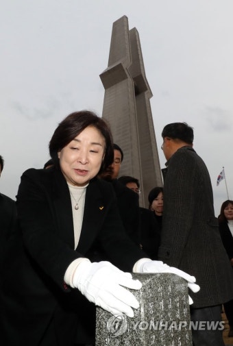 5·18 민주묘지 참배하는 심상정 대표