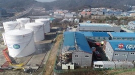 큰일날 뻔…유류저장소 옆 공장에 불나자 신속 대응