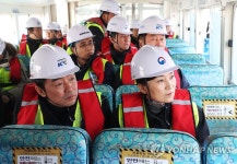 수상 교각 살펴보는 김현미 장관