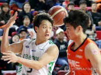 허웅 머리 뒤로 패스