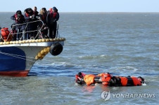 구명뗏목 실효성 의문…무의도 해상서 시연회