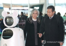 강경화, 한미외교장관 위해 출국