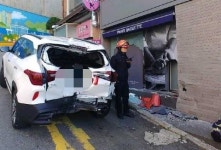 후진하던 SUV 제과점으로 돌진…운전미숙 추정