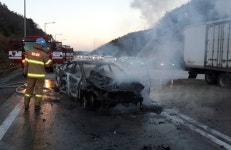 고속도로 휴게소 입구 추돌사고로 차량 전소…1명 경상(종합)