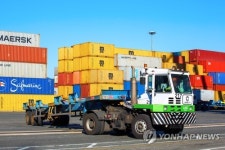 부산항 경유 야드 트랙터 100대 LNG 전환 미세먼지 저감 차원