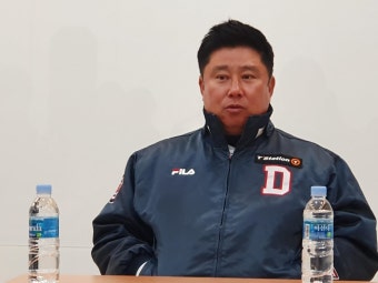인터뷰하는 두산 베어스 김태형 감독