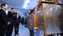 천리안위성 모형 보는 문 대통령