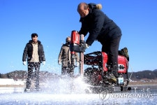 인제 빙어축제장 얼음 구멍 숭숭숭
