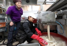 떡국용 가래떡 뽑는 분주한 손길