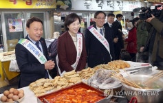 전통시장 장보는 유은혜 부총리