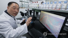 세포 배양기술 살피는 홍남기 부총리