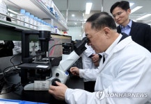 세포 배양연구 체험하는 홍남기 부총리