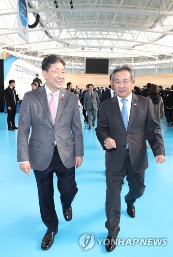 대화하는 박양우 문체부 장관과 이기흥 대한체육회장