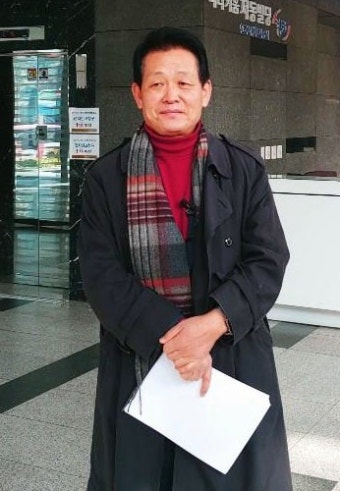 인권위 진정 접수하는 은우근 교수