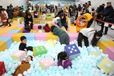 얼음낚시·눈·실내놀이터 인기…3대 가족이 즐거운 빙어축제