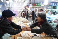 정재숙 문화재청장, 설 앞두고 대전 태평시장 방문