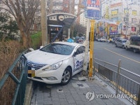 마을버스 정류소로 돌진한 택시