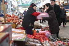 설맞이 과일 사는 조성욱 공정거래위원장
