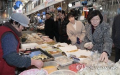 중곡제일시장 방문한 이정옥 여성가족부 장관
