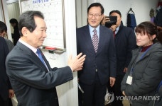 서울역 쪽방 상담소 방문한 정세균 총리