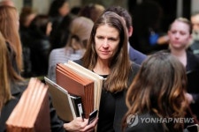 "와인스틴은 할리우드 거물 아니라 강간범"…첫 증인 출석 재판