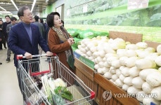 농수산물 구매하는 문 대통령 내외