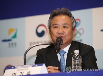 질문에 답하는 이기흥 대한체육회 회장
