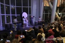 롯데월드타워 전망대 서울스카이, 설 특별 퓨전 난타 공연 진행