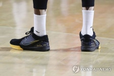 브라운 농구화에 새겨진 코비 브라이언트 추모 문구