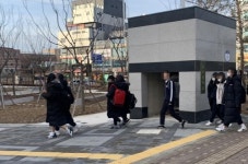 마스크로 중무장, 손소독제는 필수 불안한 평택 등굣길
