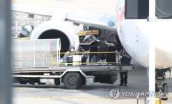 마스크 쓴 공항 근로자