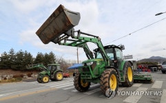 화난 아산 주민들…진입로 차단