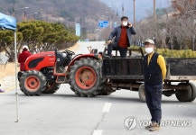 화난 아산 주민들…진입로 차단