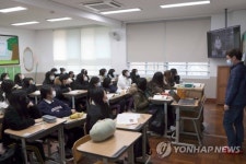 [신종코로나 르포] 수업 중에도 전원 마스크…개학식도 교실에서