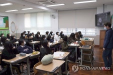 교사도 학생도 마스크 쓰고 영상 수업