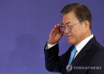 문 대통령, 준장 진급자에 삼정검 수여…흔들림 없는 안보 당부