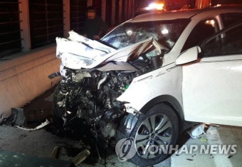 평택제천고속도로서 승용차-화물차 충돌…1명 숨져
