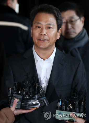 질문에 답하는 임종석 전 비서실장
