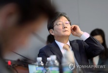 생각에 잠긴 새로운보수당 유승민 의원