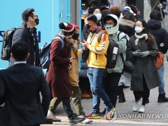마스크 쓰고 명동 걷는 외국인 관광객들