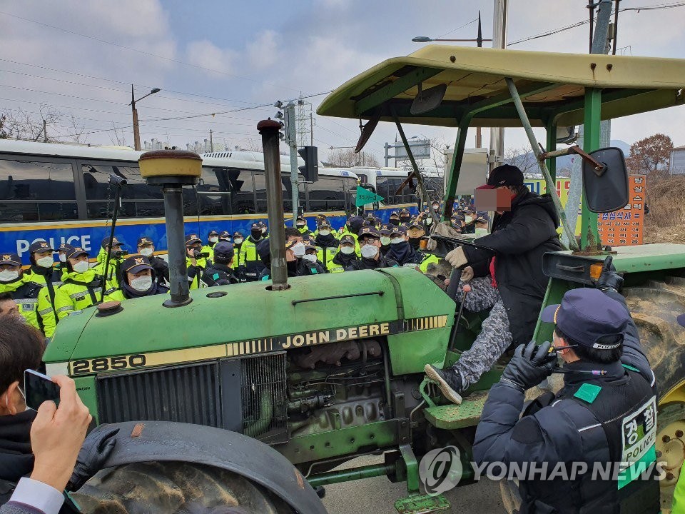 트랙터 10대, 대통령 관저로 향하는 전농 행진 결국 합의 최종적인 일정 변경안 로그인.