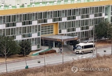 생활관으로 들어가는 교민들