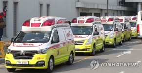 줄지어 이동하는 구급 차량